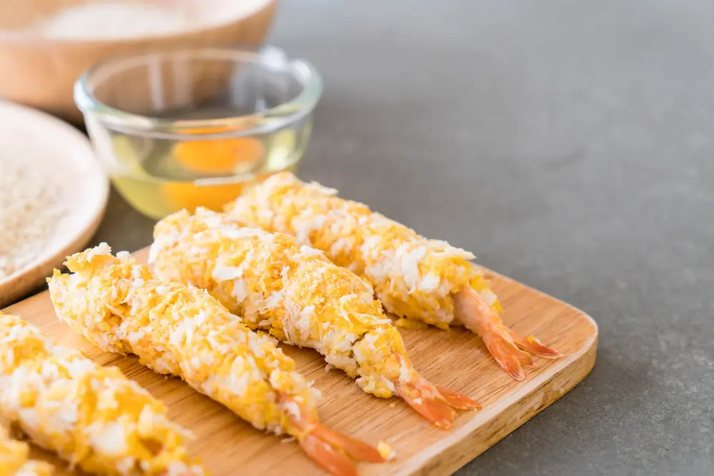 Preparación de ebi furai con tempura