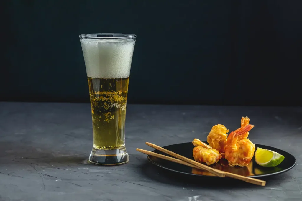 cerveza acompaña comida japonesa