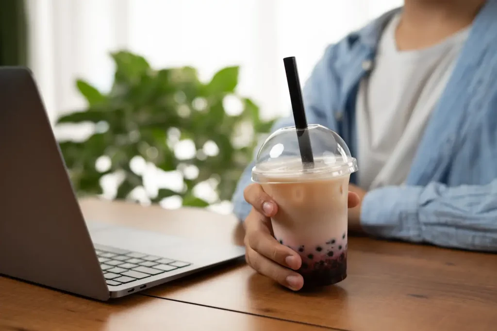 Mujer con bebida de tapioca